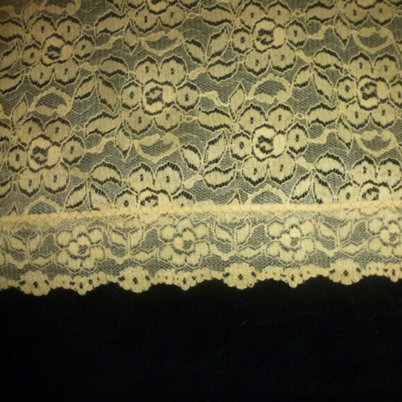 Holiday-Ready Golden Lace Rectangular Tablecloth ✨ Vintage - Picture 3 of 11